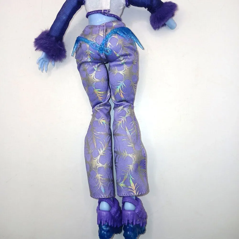 Monster High G3 Abbey Bominable Yeti Fashion Doll Dressed Missing Right Hand